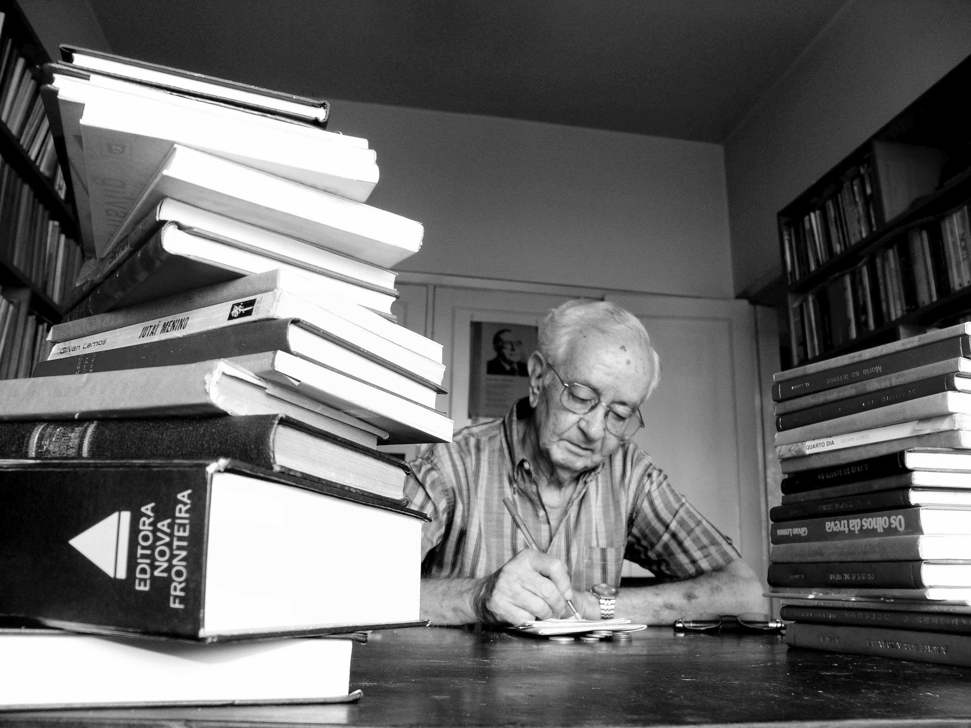 imagem do Cepe reedita mais um romance do escritor Gilvan Lemos